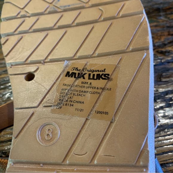 NWT Sandals Muk Luks Size 8 Made in the USA Multicolor Cute Slip On Toe Detail - Picture 8 of 9